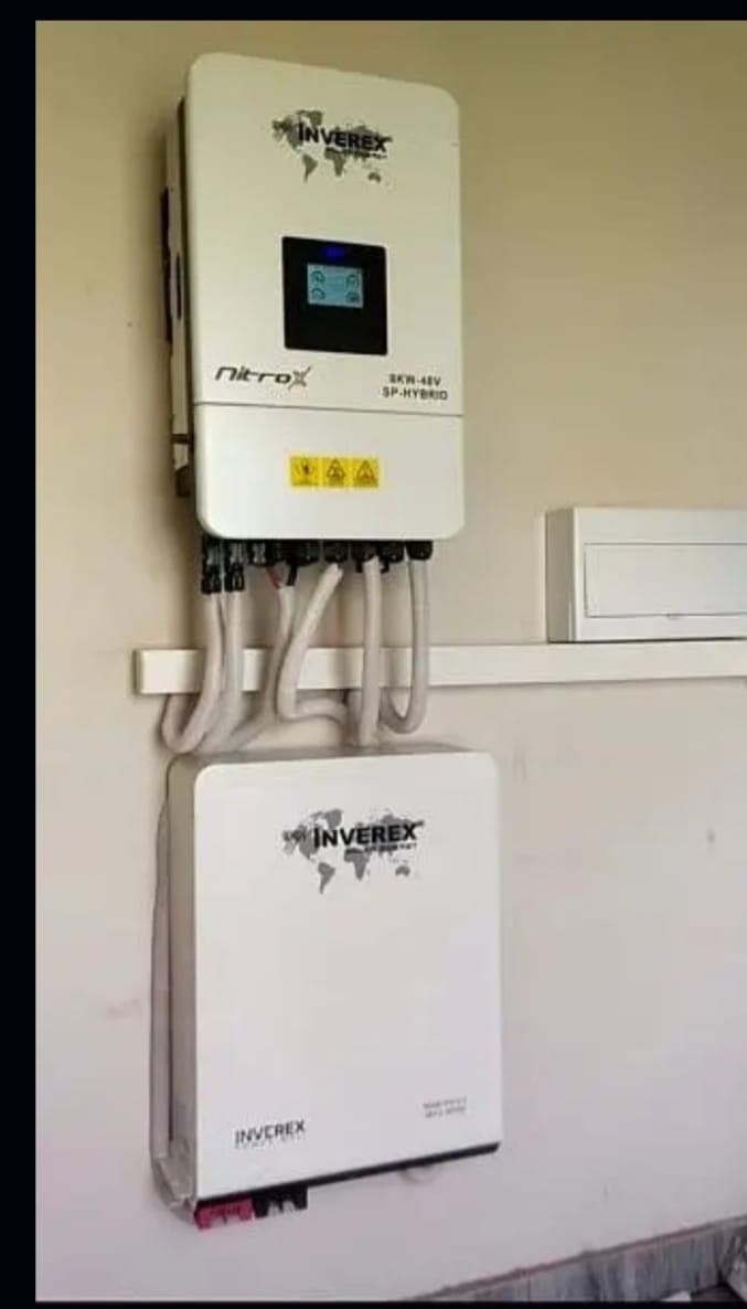 Solar inverter and battery system